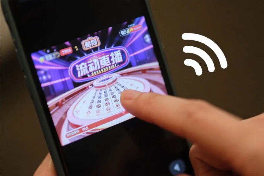 特写手机屏幕，显示一段流畅的开奖直播画面，用户的手指正在轻触屏幕操作，旁边有简单的网络信号图标